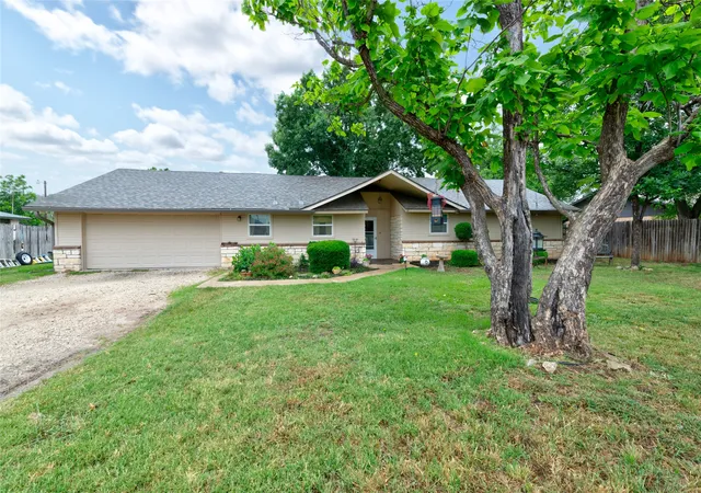 Photo 2 of Sale Pending at 1033 Wolfe Rd #A, Abilene, TX 79602 | MLS# 21285809 | Listing updated on 2026-09-17