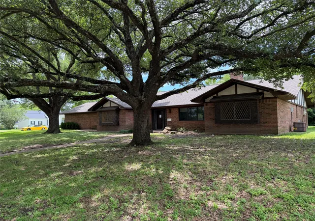 Photo 2 of Single family home for sale at 803 Val Verde Pl, Marlin, TX 76661 | MLS# 21285820 | Listing updated on 2026-09-19