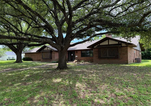 Photo 3 of Single family home for sale at 803 Val Verde Pl, Marlin, TX 76661 | MLS# 21285820 | Listing updated on 2026-09-19
