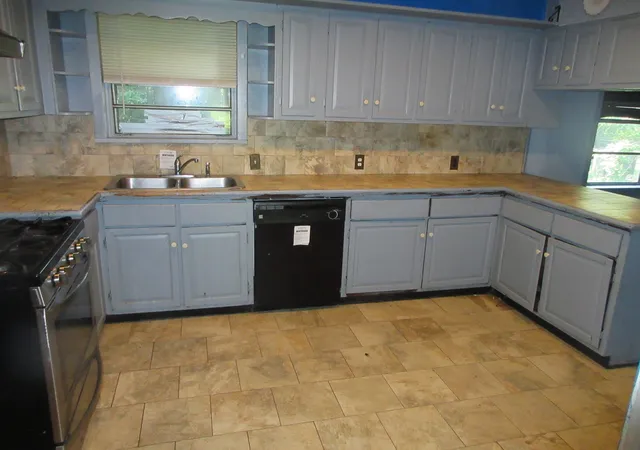 Photo 4 of Single family home for sale at 909 Wilton Pl, Shreveport, LA 71107 | MLS# 21286283 | Listing updated on 2026-09-15