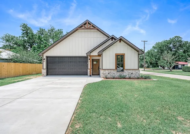 Photo 1 of Single family home for sale at 213 Turman St, Mineola, TX 75773 | MLS# 21284034 | Listing updated on 2026-09-08