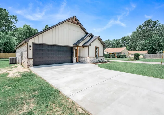 Photo 2 of Single family home for sale at 213 Turman St, Mineola, TX 75773 | MLS# 21284034 | Listing updated on 2026-09-08