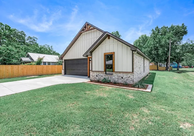 Photo 3 of Single family home for sale at 213 Turman St, Mineola, TX 75773 | MLS# 21284034 | Listing updated on 2026-09-08