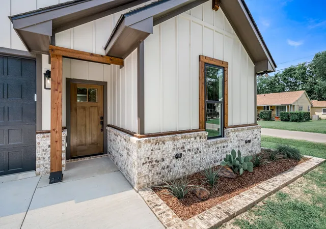 Photo 3 of Single family home for sale at 213 Turman St, Mineola, TX 75773 | MLS# 21284034 | Listing updated on 2026-09-08