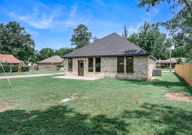 Photo 4 of Single family home for sale at 213 Turman St, Mineola, TX 75773 | MLS# 21284034 | Listing updated on 2026-09-08