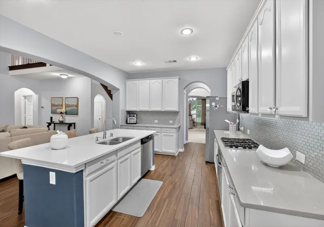 Photo 4 of Single family home for sale at 6601 Vintage Dr, Arlington, TX 76001 | MLS# 21278122 | Listing updated on 2026-09-14