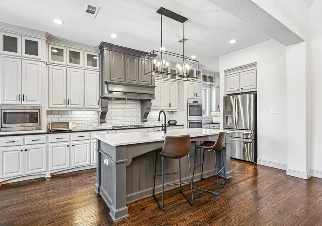 Photo 4 of Single family home for sale at 916 Champions Ct, Roanoke, TX 76262 | MLS# 21286592 | Listing updated on 2026-09-26