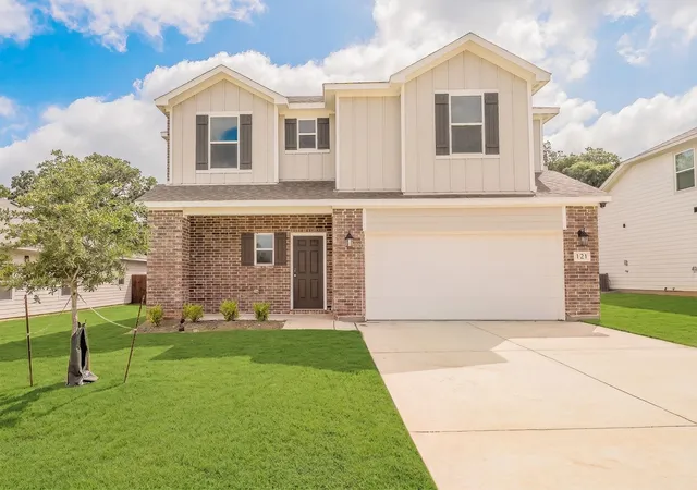 Photo 2 of Sale Pending at 121 Kylie St, Cleburne, TX 76031 | MLS# 21286668 | Listing updated on 2026-08-31