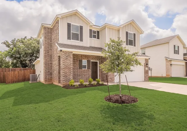 Photo 3 of Sale Pending at 121 Kylie St, Cleburne, TX 76031 | MLS# 21286668 | Listing updated on 2026-08-31