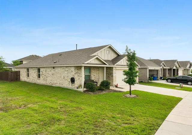Photo 3 of Single family home for sale at 900 Odlozil Ln, Ennis, TX 75119 | MLS# 21286919 | Listing updated on 2026-09-11