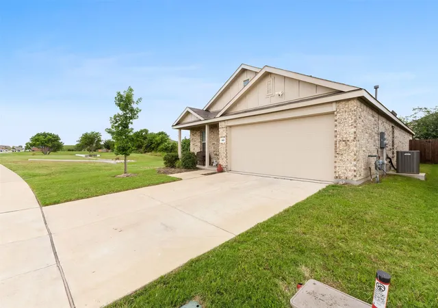 Photo 3 of Single family home for sale at 900 Odlozil Ln, Ennis, TX 75119 | MLS# 21286919 | Listing updated on 2026-09-29