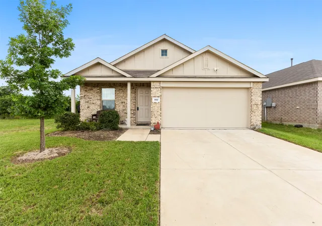 Photo 4 of Single family home for sale at 900 Odlozil Ln, Ennis, TX 75119 | MLS# 21286919 | Listing updated on 2026-09-29