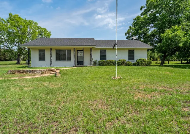 Photo 2 of Single family home for sale at 3015 E Us Hwy 80, Mineola, TX 75773 | MLS# 21287321 | Listing updated on 2026-10-05