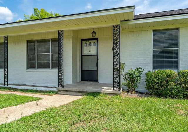 Photo 4 of Single family home for sale at 3015 E Us Hwy 80, Mineola, TX 75773 | MLS# 21287321 | Listing updated on 2026-10-05
