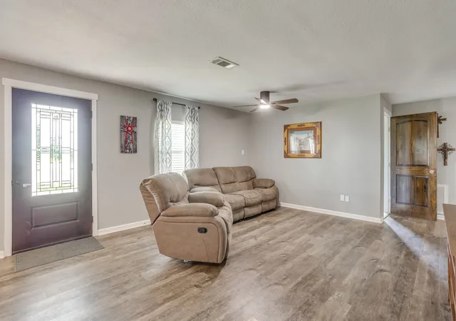Photo 4 of Single family home for sale at 6296 Fm 1195, Mineral Wells, TX 76067 | MLS# 21287431 | Listing updated on 2026-10-01