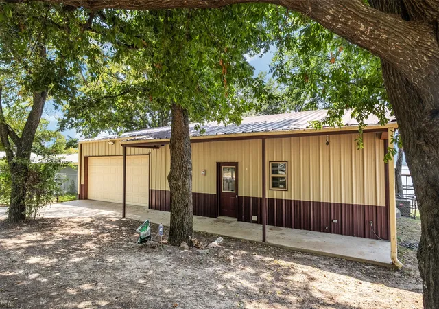 Photo 2 of Single family home for sale at 256 Sailfish Dr, Mabank, TX 75156 | MLS# 21287503 | Listing updated on 2026-09-08