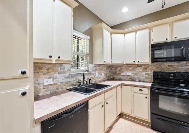 Photo 3 of Single family home for sale at 256 Sailfish Dr, Mabank, TX 75156 | MLS# 21287503 | Listing updated on 2026-09-08