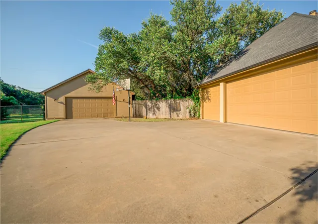 Photo 3 of Single family home for sale at 182 Lakeview Dr, Aledo, TX 76008 | MLS# 21287664 | Listing updated on 2026-09-30