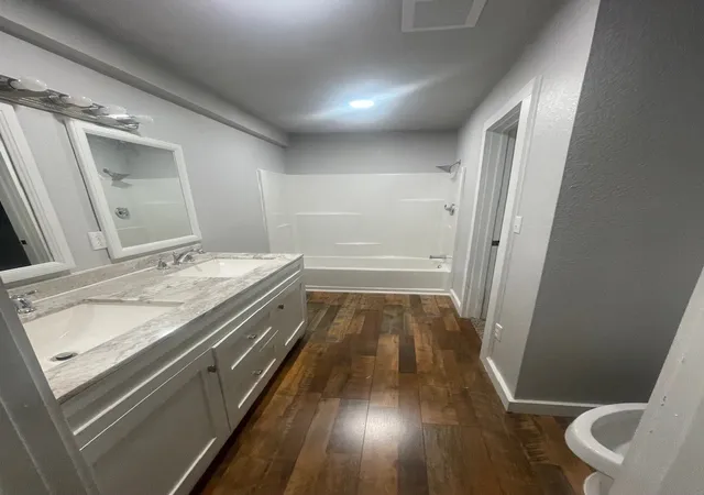 Photo 4 of Sale Pending at 320 W 6Th St, Bonham, TX 75418 | MLS# 21287806 | Listing updated on 2026-09-29