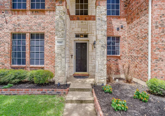 Photo 3 of Single family home for sale at 1607 Willow Ln, Cedar Hill, TX 75104 | MLS# 21266204 | Listing updated on 2026-09-13
