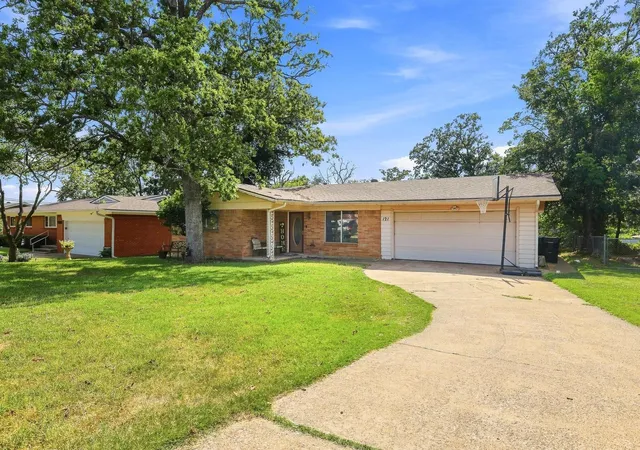 Photo 2 of Single family home for sale at 121 S Imperial Dr, Denison, TX 75020 | MLS# 21288183 | Listing updated on 2026-10-06