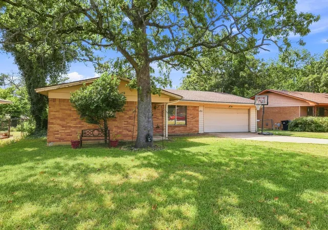 Photo 3 of Single family home for sale at 121 S Imperial Dr, Denison, TX 75020 | MLS# 21288183 | Listing updated on 2026-10-06