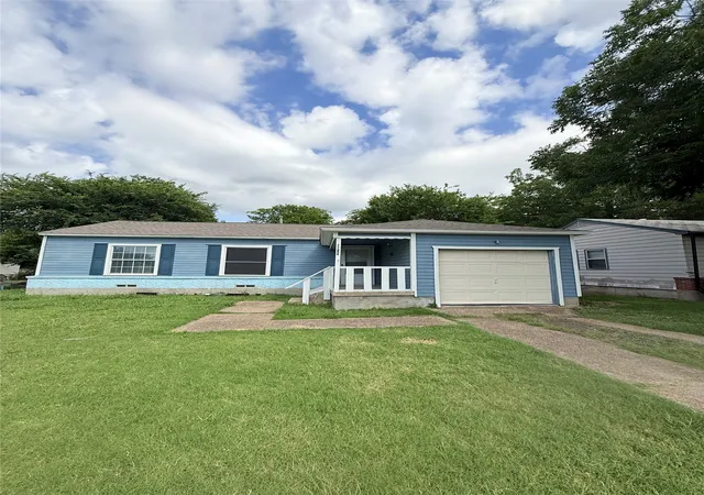 Photo 3 of Single family home for sale at 11827 Gaston Pkwy, Dallas, TX 75218 | MLS# 21289034 | Listing updated on 2026-09-14