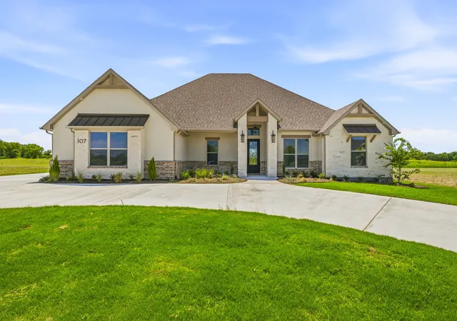 Photo 2 of Single family home for sale at 107 Eagle Ct, Glen Rose, TX 76077 | MLS# 21287798 | Listing updated on 2026-07-30