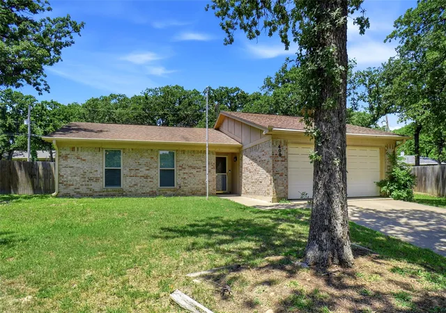 Photo 1 of Single family home for sale at 400 Woodlake Cir, Azle, TX 76020 | MLS# 21287840 | Listing updated on 2026-10-05