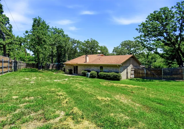 Photo 2 of Single family home for sale at 400 Woodlake Cir, Azle, TX 76020 | MLS# 21287840 | Listing updated on 2026-10-05