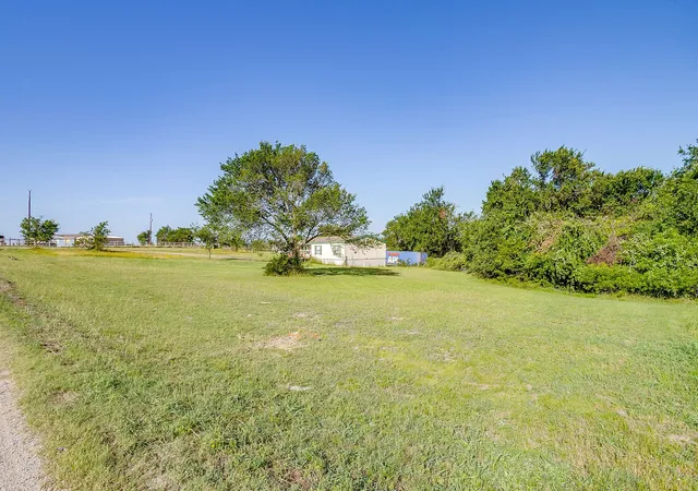 Photo 3 of Manufactured home for sale at 127 Lelon Ln, Springtown, TX 76082 | MLS# 21288563 | Listing updated on 2026-09-15