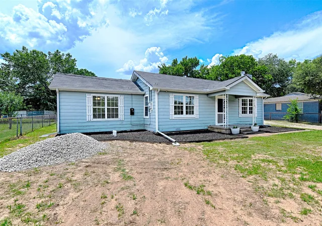 Photo 3 of Single family home for sale at 2619 E Seagoville Rd, Seagoville, TX 75159 | MLS# 21288056 | Listing updated on 2026-08-01