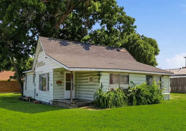 Photo 1 of Single family home for sale at 218 W Worth St, Grapevine, TX 76051 | MLS# 21287999 | Listing updated on 2026-10-06