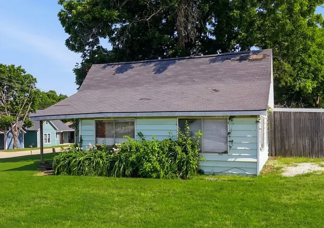 Photo 2 of Single family home for sale at 218 W Worth St, Grapevine, TX 76051 | MLS# 21287999 | Listing updated on 2026-10-06