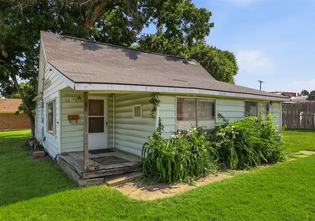 Photo 3 of Single family home for sale at 218 W Worth St, Grapevine, TX 76051 | MLS# 21287999 | Listing updated on 2026-10-06