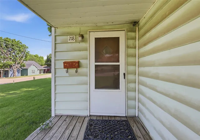 Single family home for sale at 218 W Worth St, Grapevine, TX 76051 | MLS# 21287999 | Listing updated on 2026-10-06