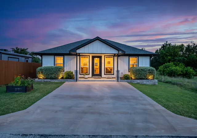 Photo 2 of Single family home for sale at 2308 Centaurus Wy, Granbury, TX 76048 | MLS# 21285328 | Listing updated on 2026-09-14