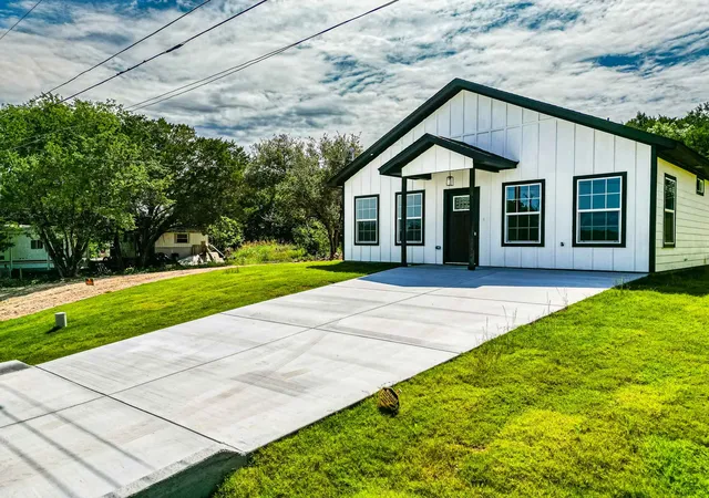 Photo 3 of Single family home for sale at 4315 Mountain Hollow Dr, Granbury, TX 76048 | MLS# 21280391 | Listing updated on 2026-09-17