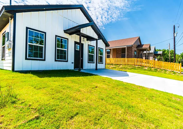 Photo 3 of Single family home for sale at 4315 Mountain Hollow Dr, Granbury, TX 76048 | MLS# 21280391 | Listing updated on 2026-09-17