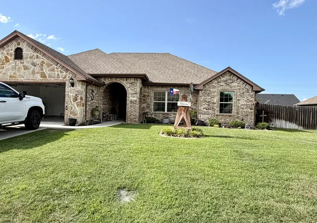 Photo 1 of Single family home for sale at 2105 Stonegate Blvd, Bridgeport, TX 76426 | MLS# 21290908 | Listing updated on 2026-09-12