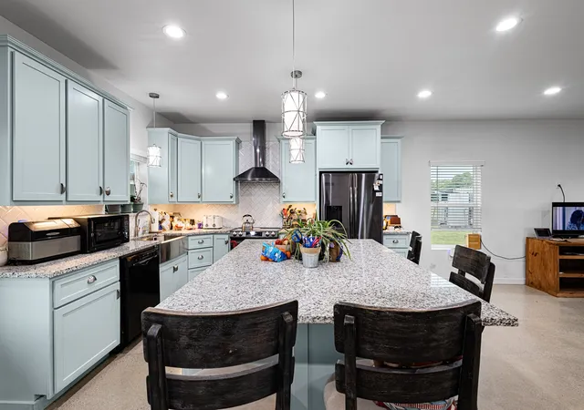 Photo 3 of Single family home for sale at 124 County Road 4511, Decatur, TX 76234 | MLS# 21290693 | Listing updated on 2026-09-12
