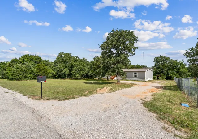 Photo 3 of Single family home for sale at 139 Cedar Dr, Azle, TX 76020 | MLS# 21285470 | Listing updated on 2026-09-08