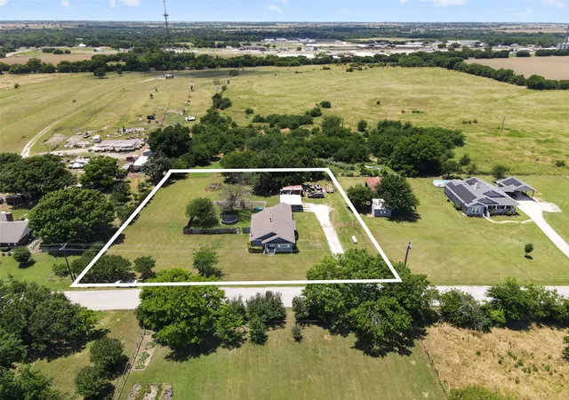 Photo 3 of Sale Pending at 500 S Pecan Creek Trl, Valley View, TX 76272 | MLS# 21291383 | Listing updated on 2026-08-02
