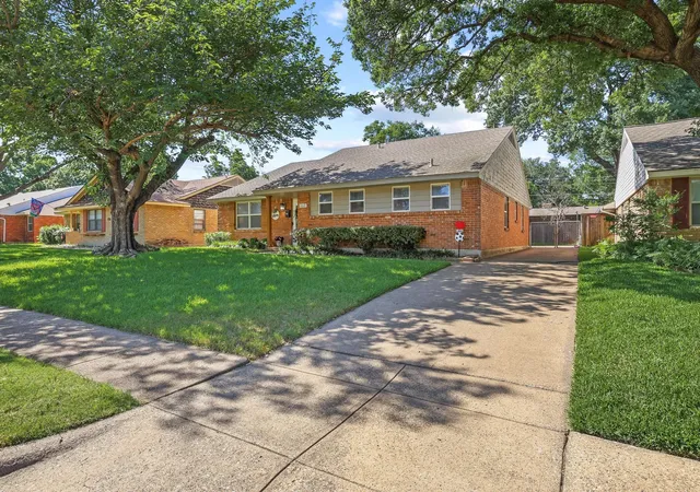 Photo 3 of Single family home for sale at 10621 Mapleridge Dr, Dallas, TX 75238 | MLS# 21290429 | Listing updated on 2026-09-11