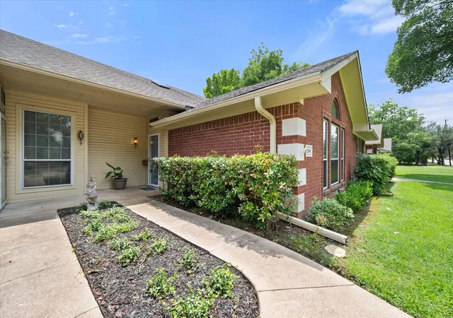 Photo 2 of Townhouse for sale at 1209 W 3rd Ave, Corsicana, TX 75110 | MLS# 21291553 | Listing updated on 2026-07-31