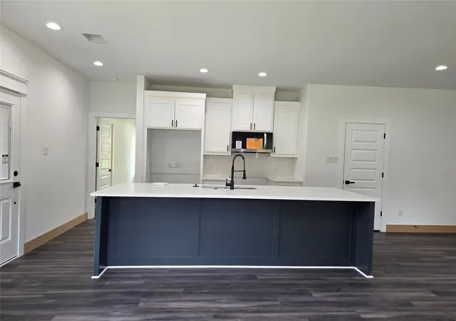 Photo 3 of Sale Pending at 322 W Brownlee Ave, Dallas, TX 75224 | MLS# 21291727 | Listing updated on 2026-07-31