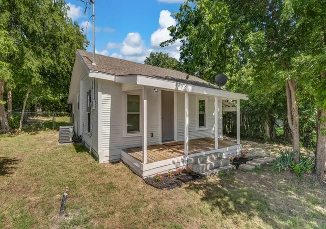Photo 1 of Single family home for sale at 1220 N Rusk St, Weatherford, TX 76086 | MLS# 21283907 | Listing updated on 2026-09-14