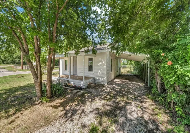 Photo 2 of Single family home for sale at 1220 N Rusk St, Weatherford, TX 76086 | MLS# 21283907 | Listing updated on 2026-09-14