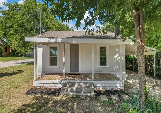 Photo 3 of Single family home for sale at 1220 N Rusk St, Weatherford, TX 76086 | MLS# 21283907 | Listing updated on 2026-09-14