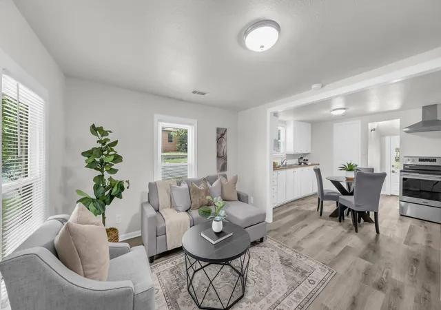 Photo 3 of Single family home for sale at 1220 N Rusk St, Weatherford, TX 76086 | MLS# 21283907 | Listing updated on 2026-09-14